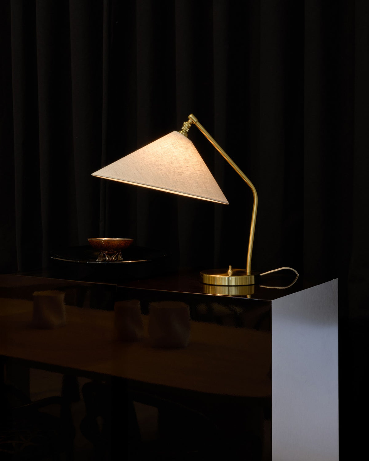 GUBI - Gräshoppa Table Lamp w. Fabric Shade