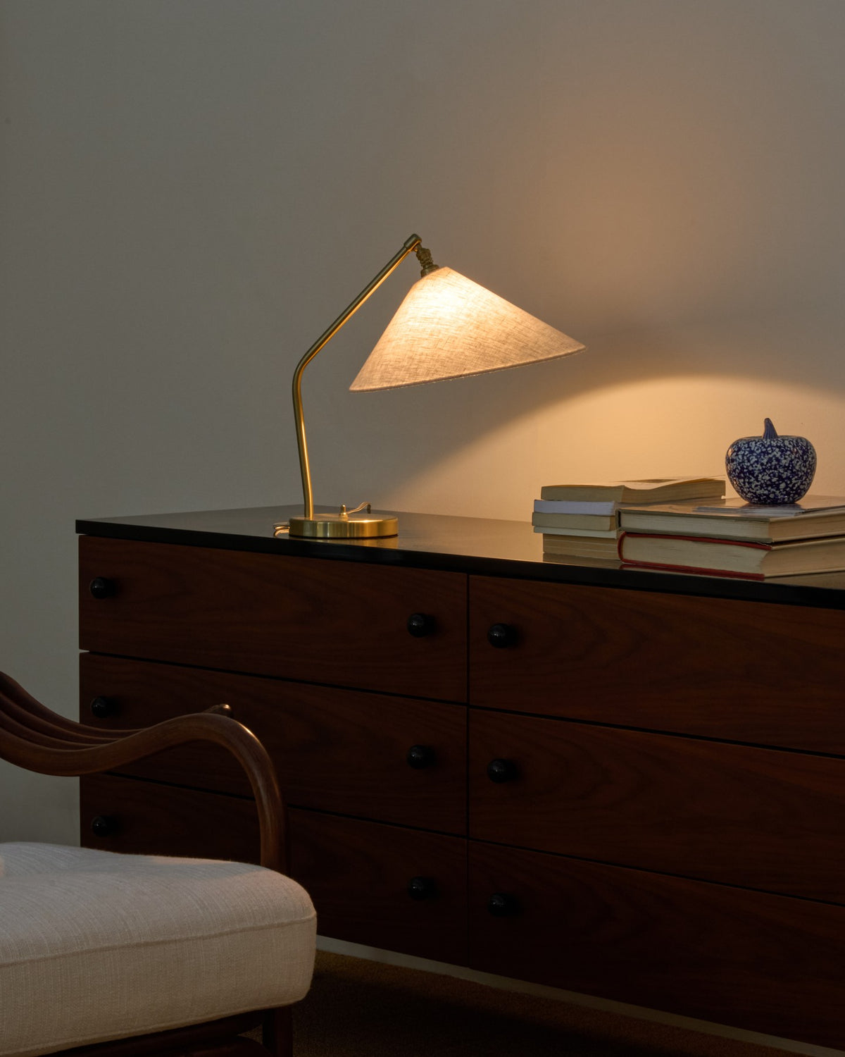 GUBI - Gräshoppa Table Lamp w. Fabric Shade