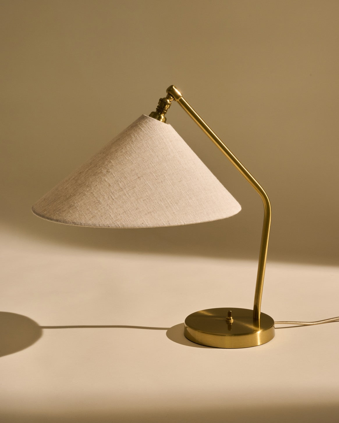 GUBI - Gräshoppa Table Lamp w. Fabric Shade
