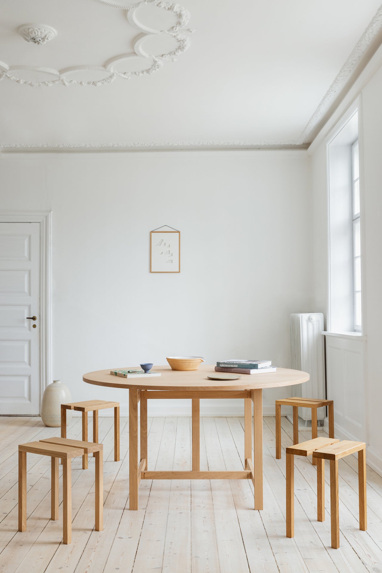 MOEBE - Round Dining Table