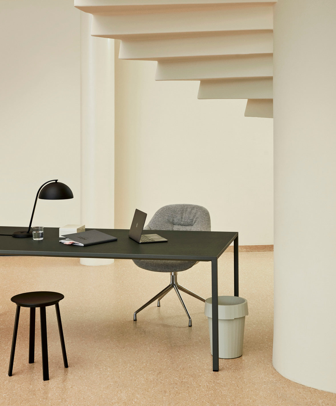 Hay revolver outlet stool black